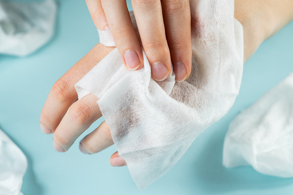 How do cleansing facial wipes work?